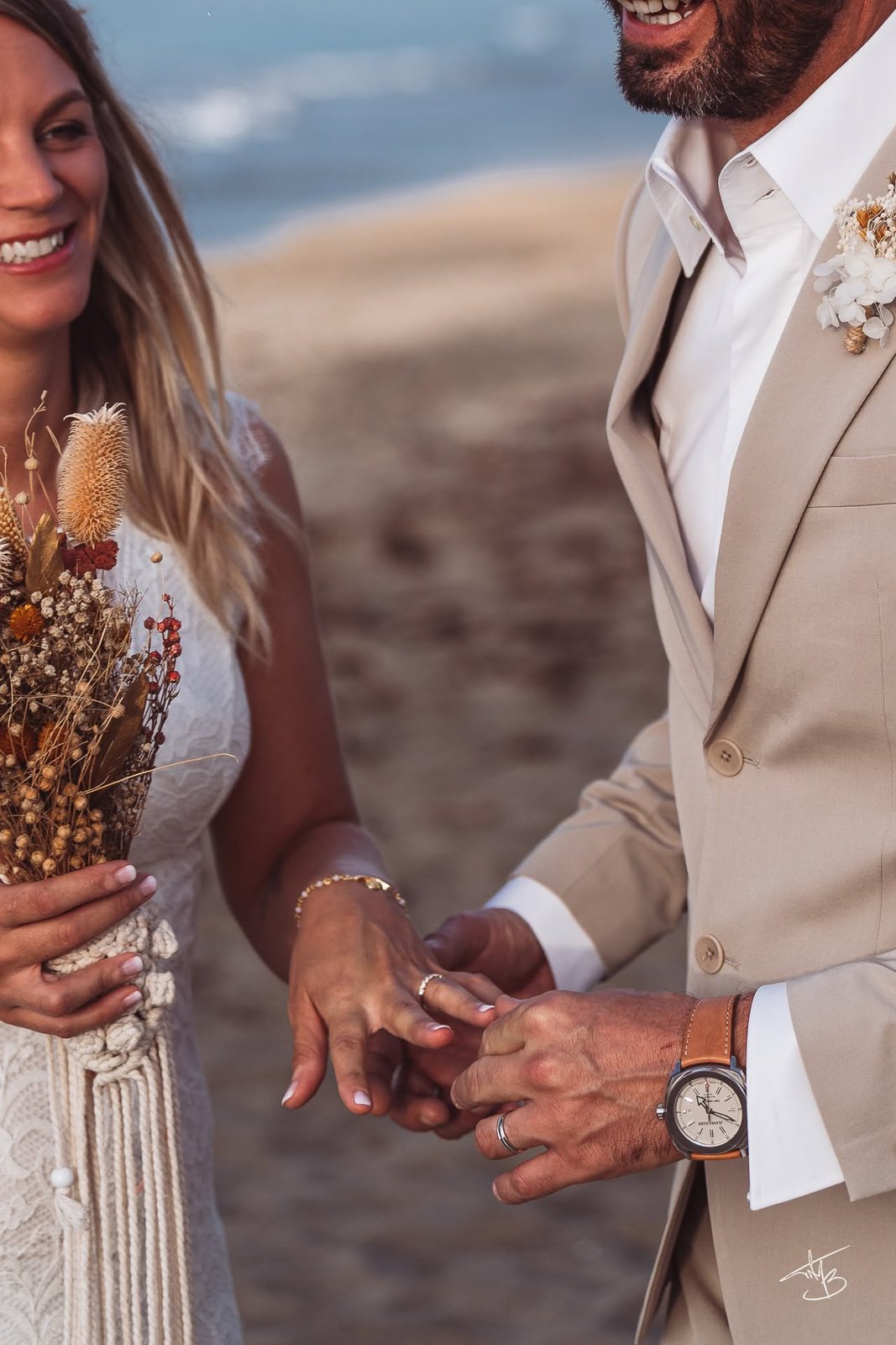 Échange des alliances sur la plage, bouquet de fleurs séchées — l’esprit élopement par Timi M. Bourdet