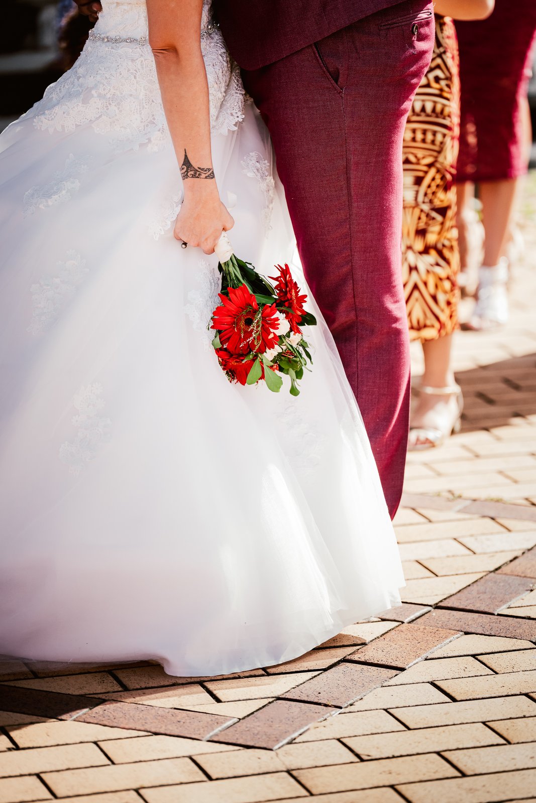 Le bouquet rouge de la mariée et le cortège en marche — le récit de la journée par Timi M. Bourdet