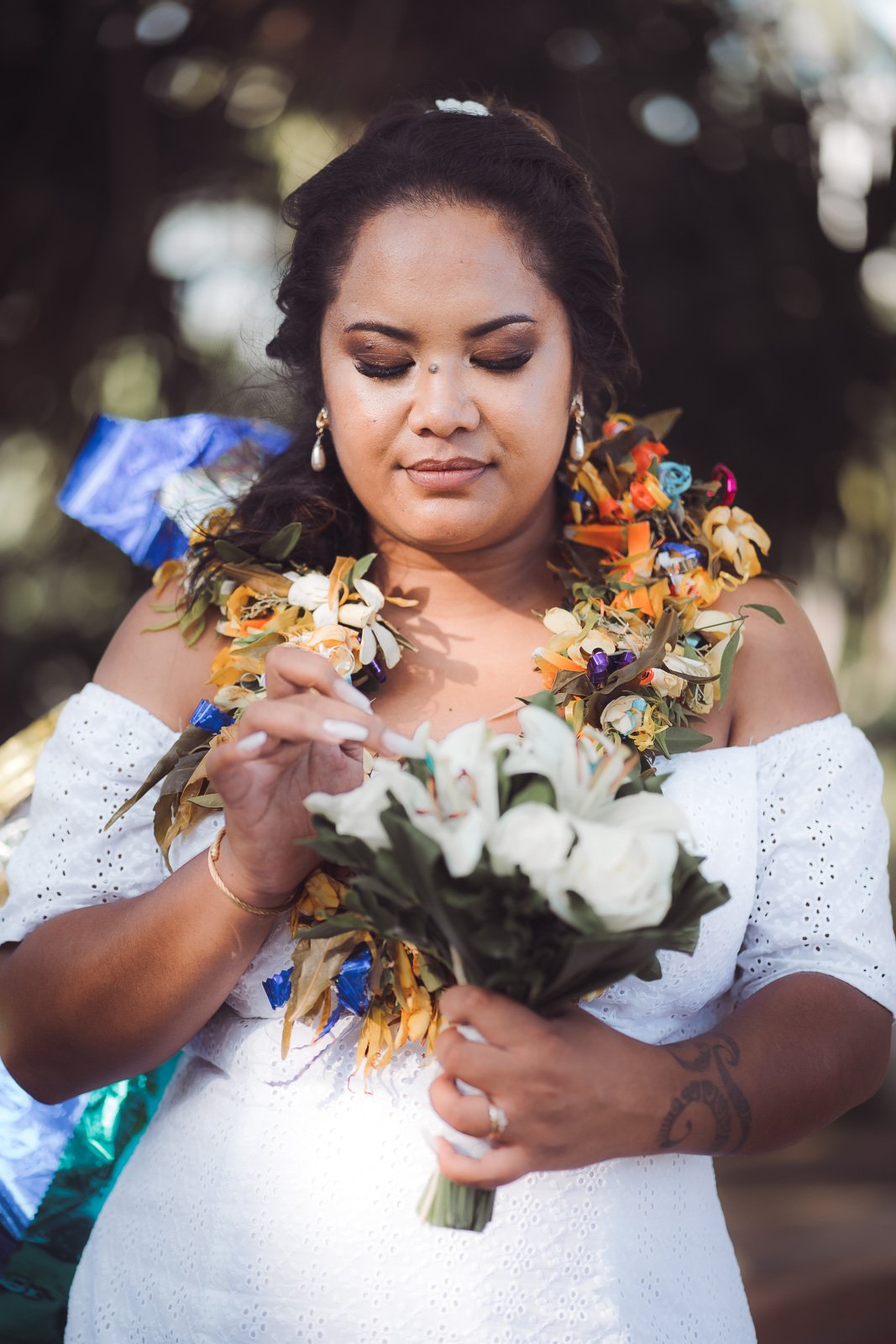 Anna, bouquet de lys et colliers de fleurs océaniens, mariage avec Alban — Timi M. Bourdet