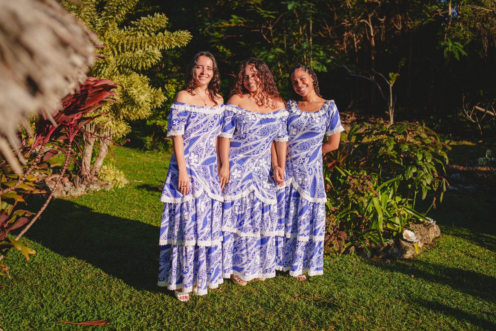 Les demoiselles d’honneur en robes océaniennes dans le jardin — mariage de Julianne et Henrik, Timi M. Bourdet
