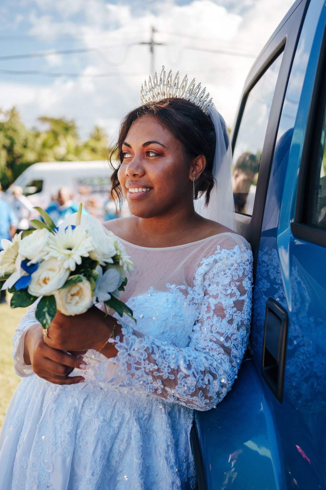 Julianne, diadème et voile, bouquet en main — mariage avec Henrik, Timi M. Bourdet
