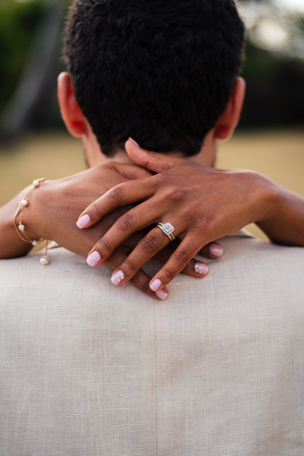 Mains de Liza et alliance sur la nuque d’Emmanuel, séance couple — Timi M. Bourdet
