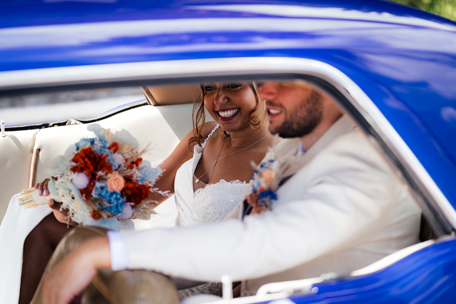 Liza et Emmanuel dans une voiture ancienne bleue — Timi M. Bourdet