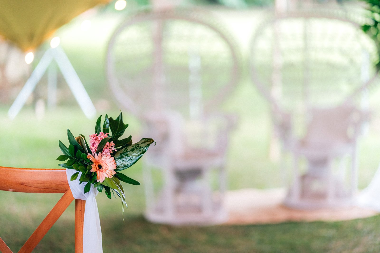 Décor de cérémonie, fleurs et fauteuils en rotin, mariage de Vanessa et Frédéric — Timi M. Bourdet