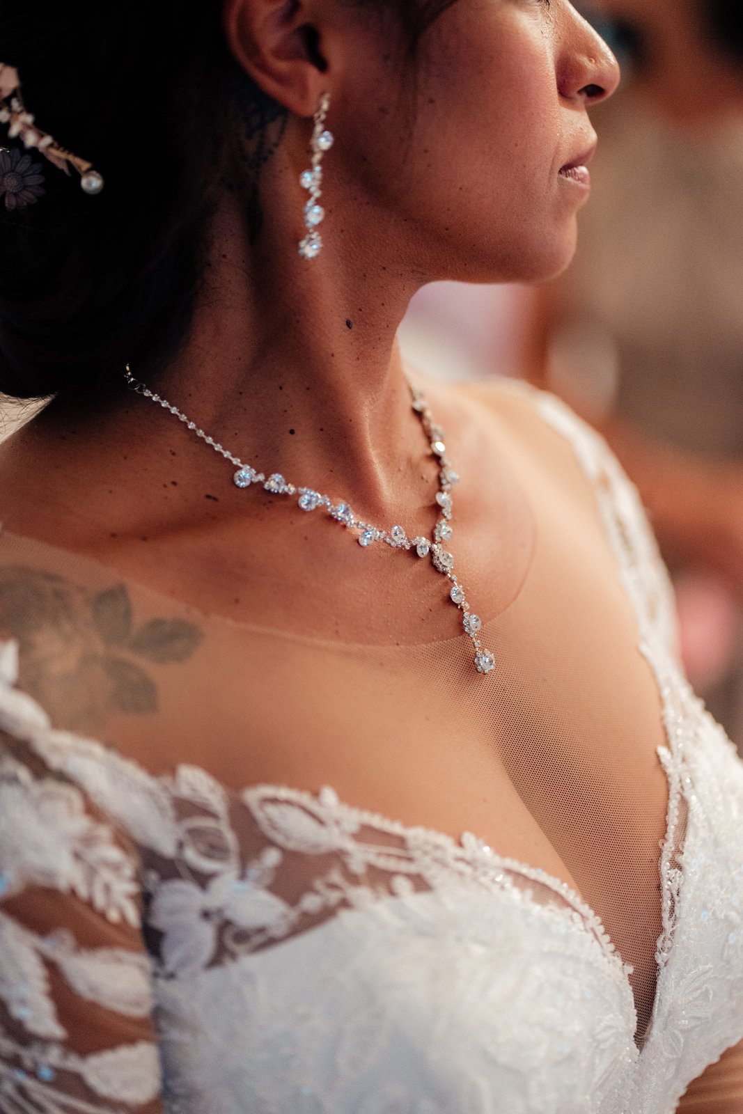 Collier et dentelle de Vanessa, détails de la mariée — Timi M. Bourdet