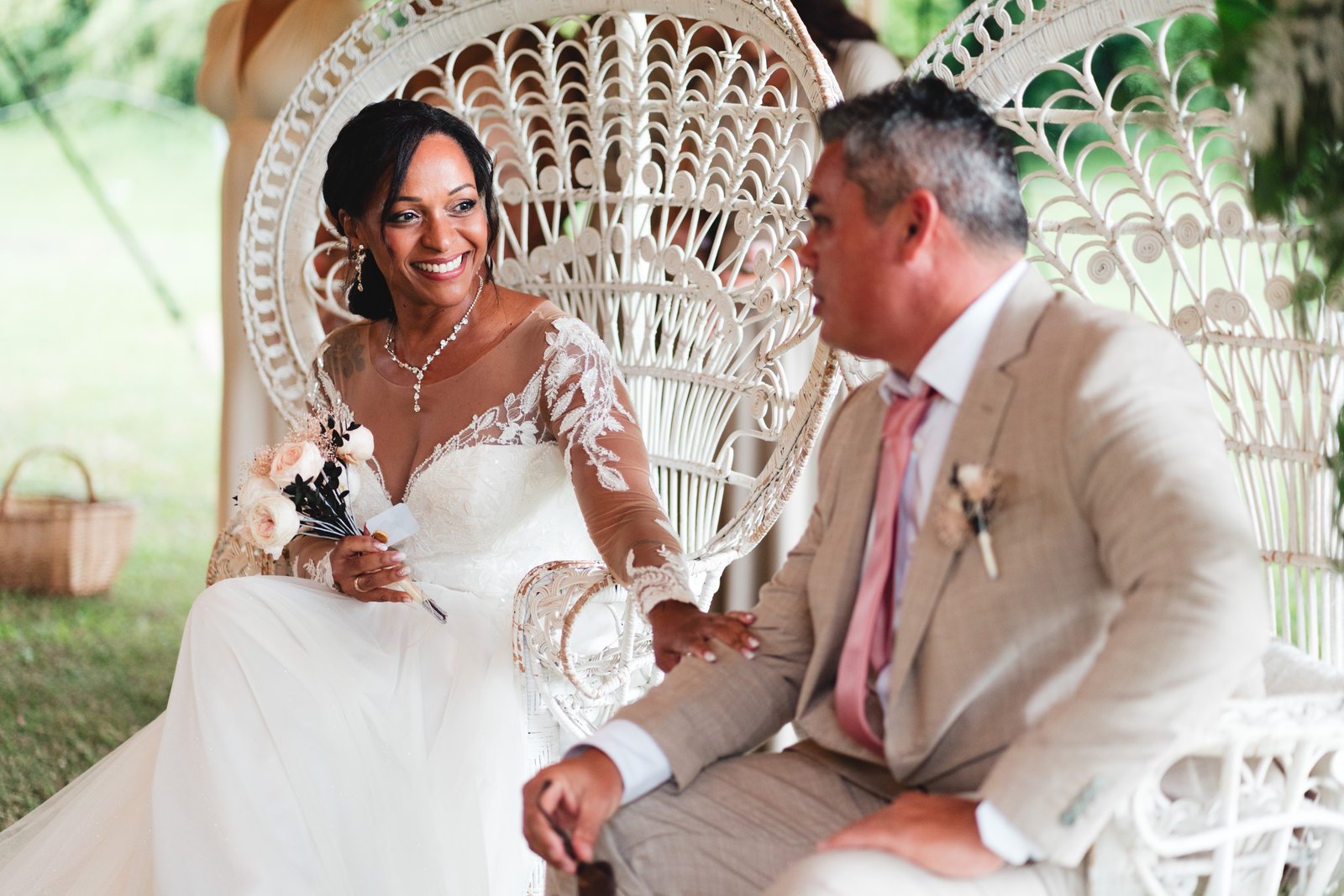 Vanessa et Frédéric dans leurs fauteuils en rotin pendant la cérémonie — Timi M. Bourdet