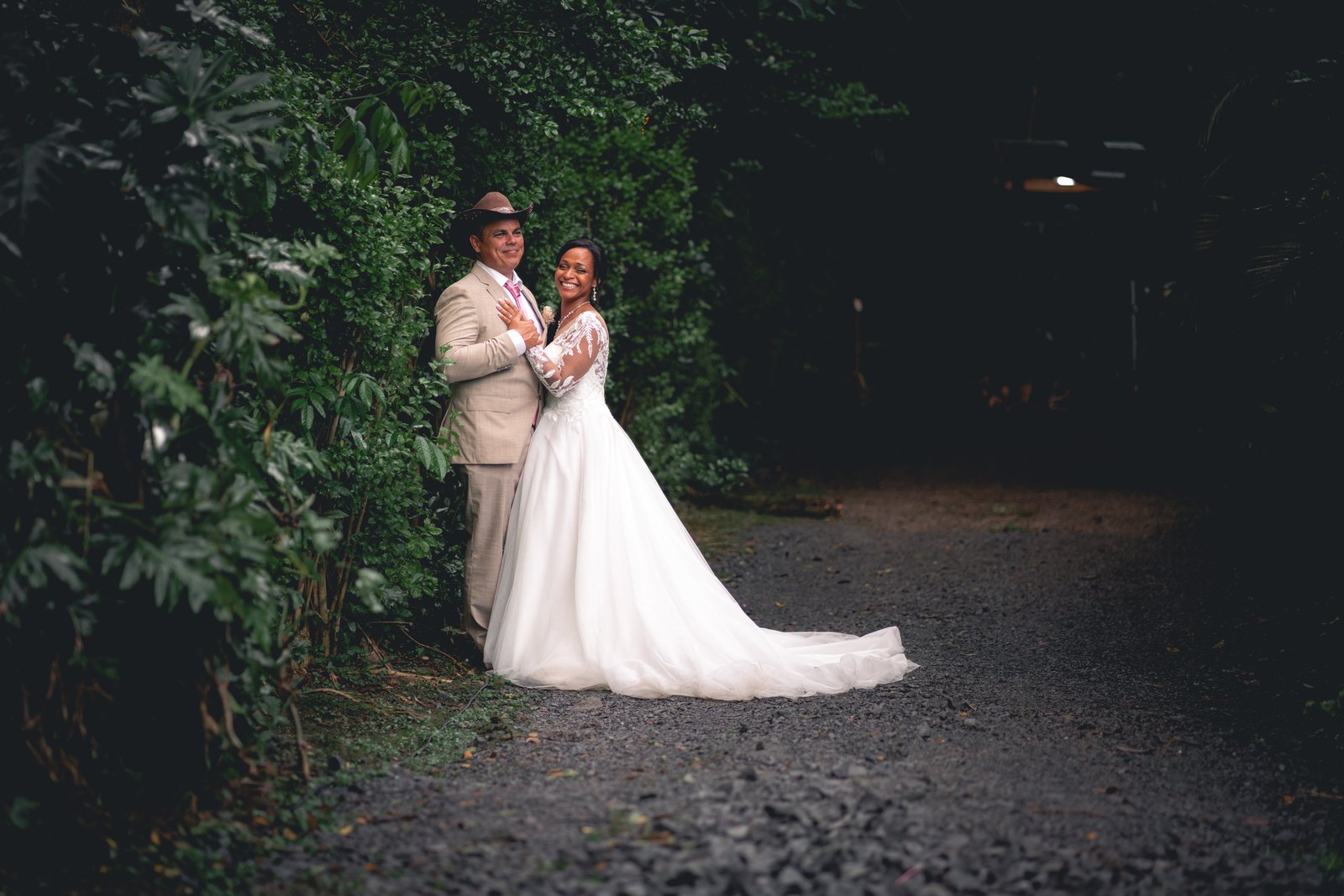 Vanessa et Frédéric enlacés sur un chemin de verdure, mariage champêtre — Timi M. Bourdet