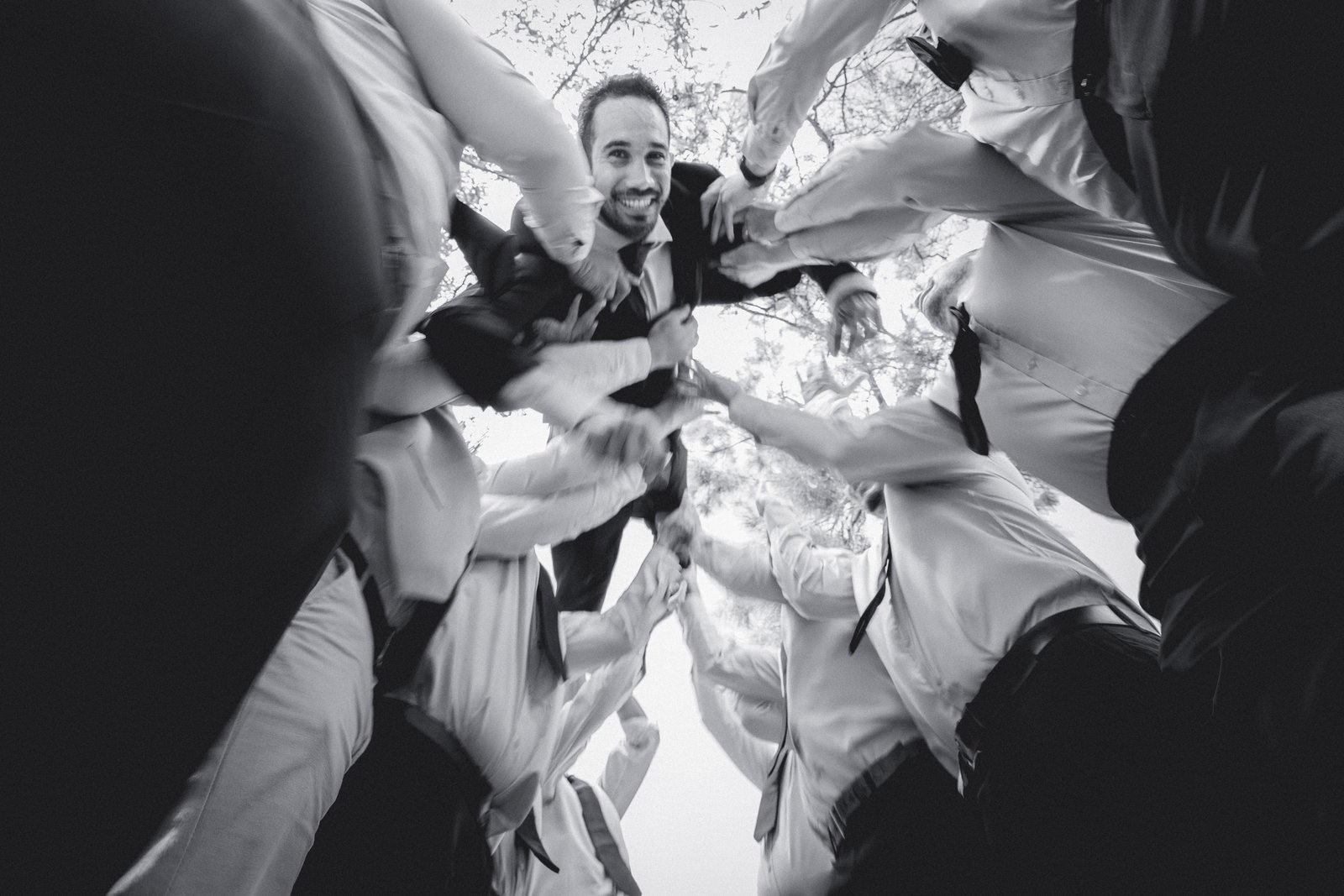 Akhio porté par ses amis, photo noir et blanc du mariage avec Vicky — Timi M. Bourdet
