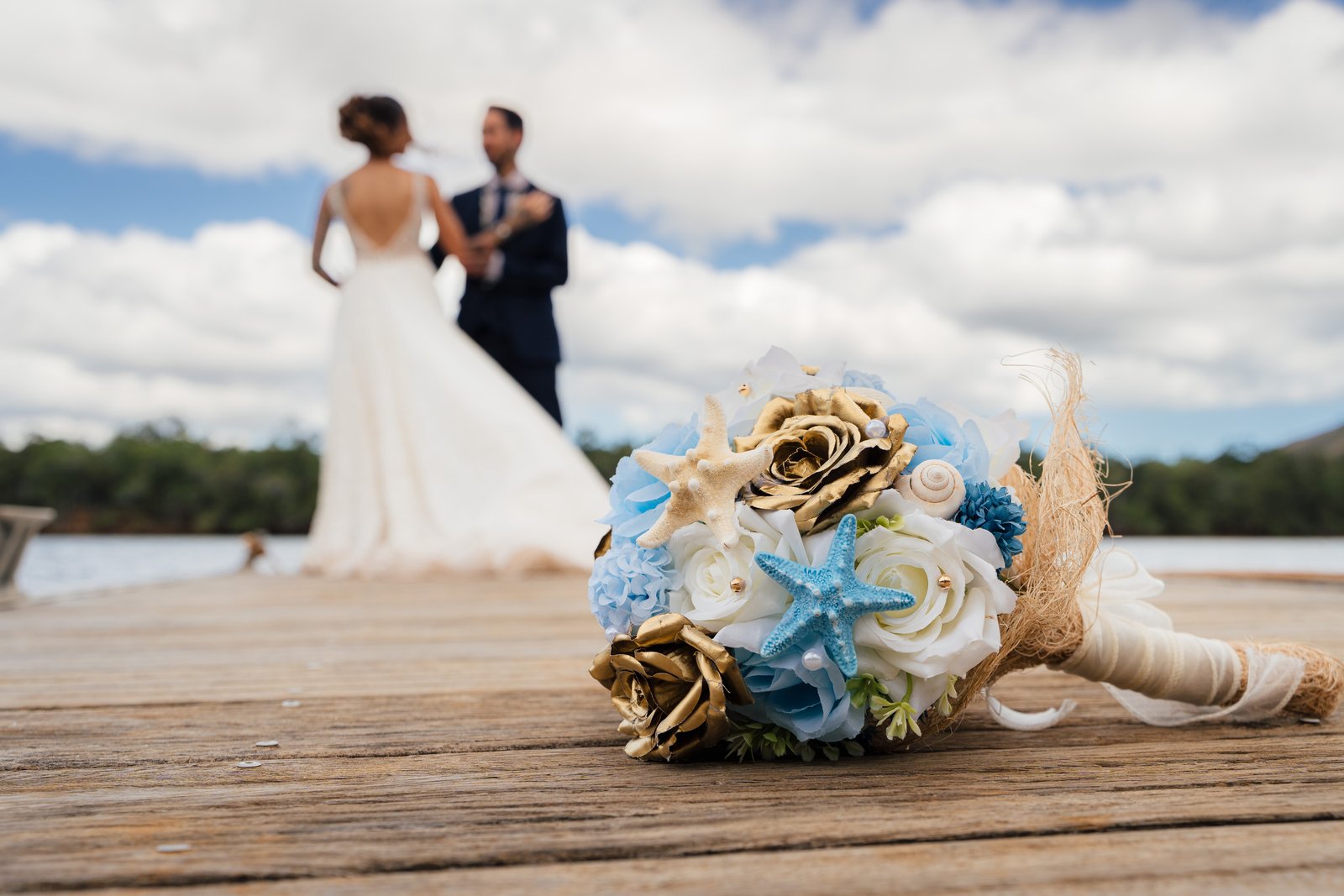 Bouquet de coquillages et étoiles de mer sur le ponton, mariage de Vicky et Akhio — Timi M. Bourdet
