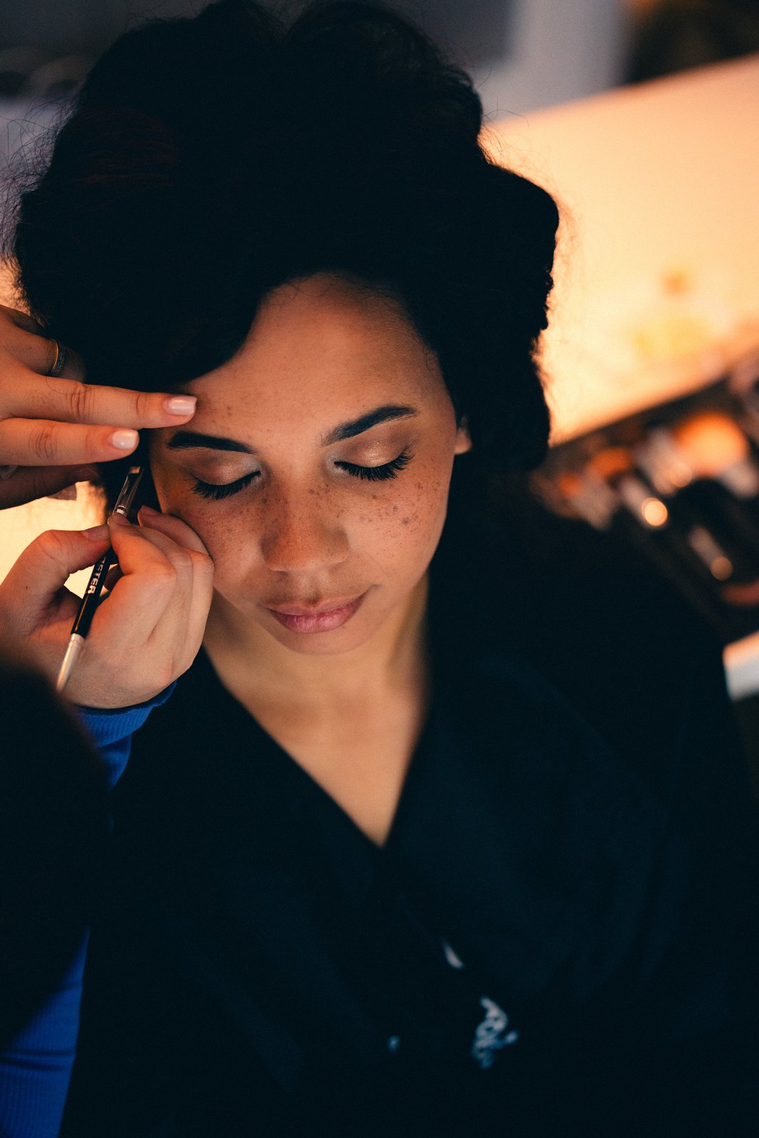 Yvy pendant son maquillage, préparatifs du mariage avec Malik — Timi M. Bourdet
