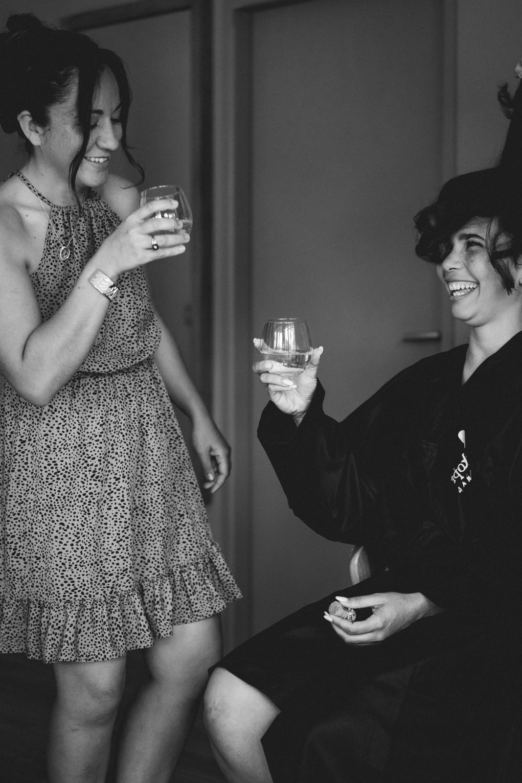 Yvy rit avec une amie pendant les préparatifs, photo noir et blanc — Timi M. Bourdet