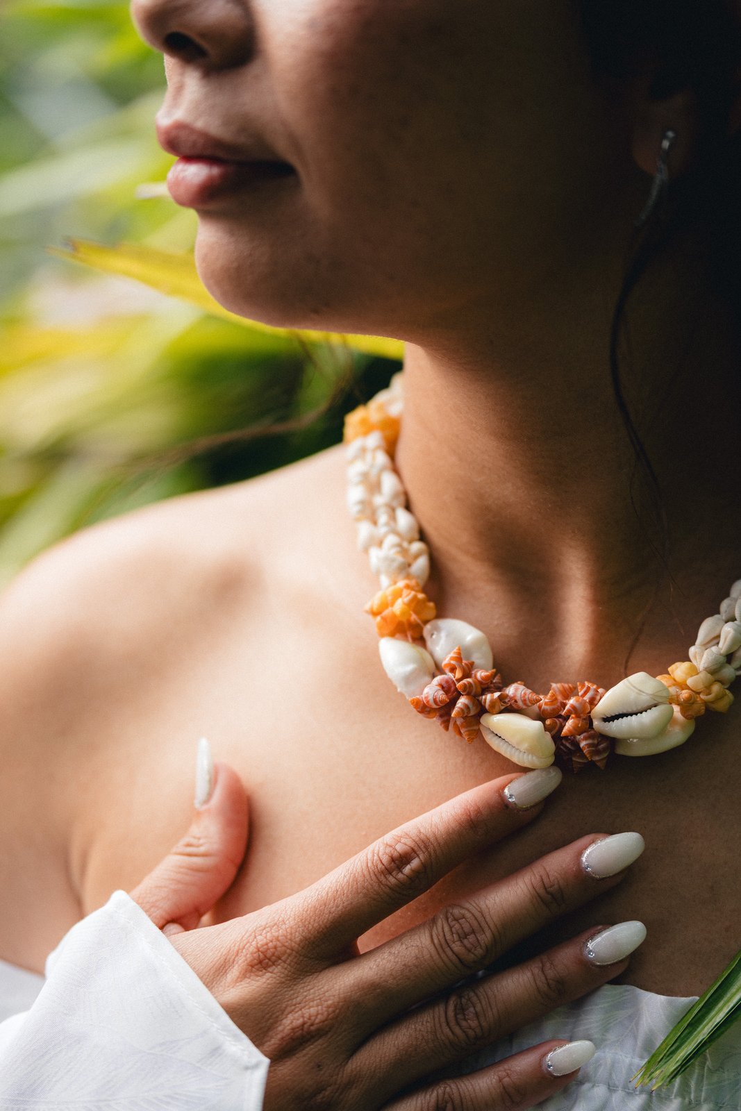 Collier de coquillages océanien d’Yvy, détail du mariage avec Malik — Timi M. Bourdet