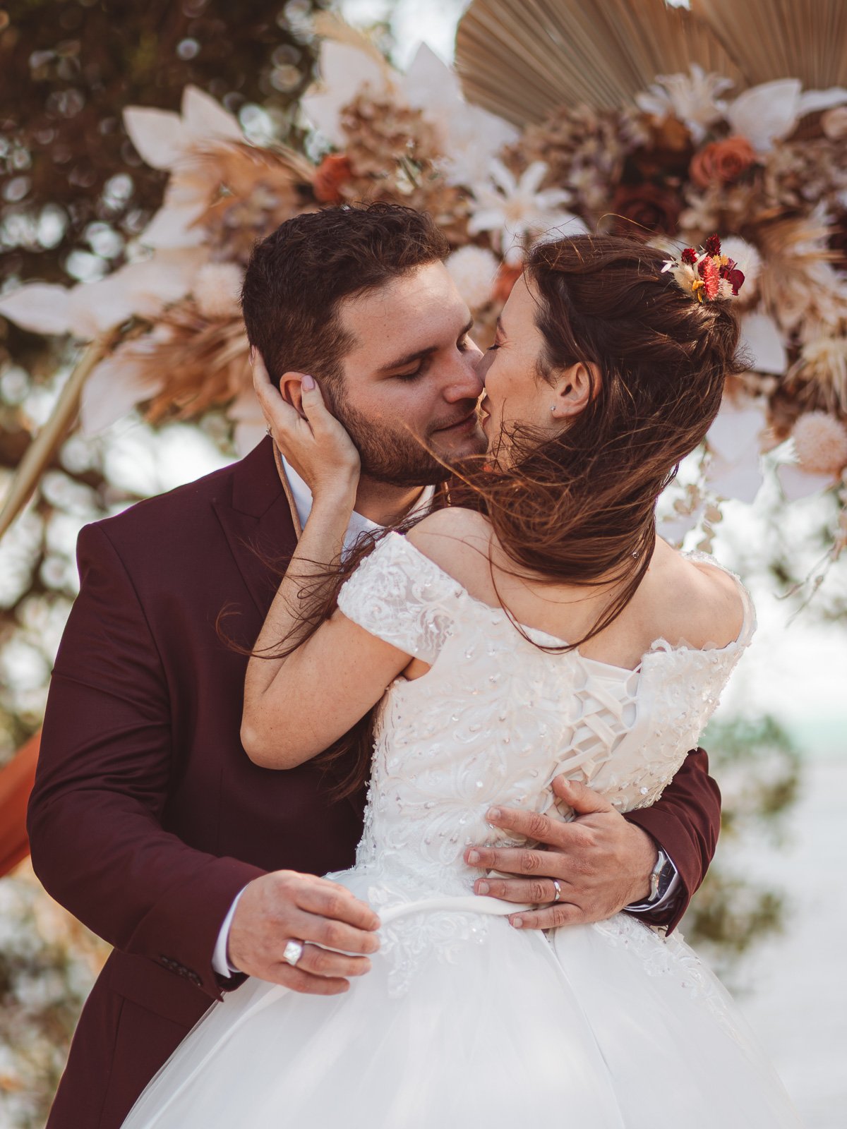 La mariée s’approche pour le baiser devant le prêtre, bijou de cheveux perlé — Timi M. Bourdet