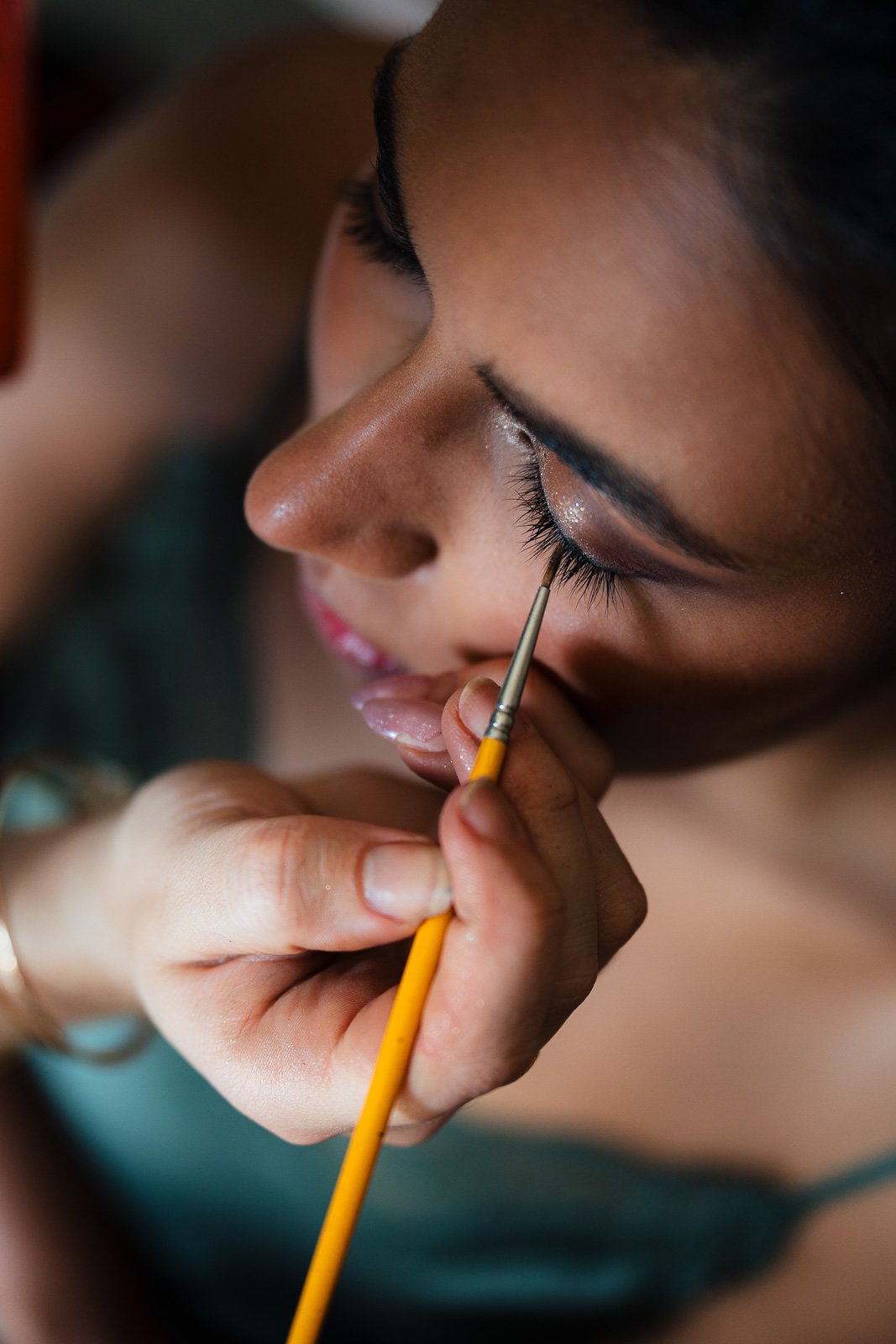 Trait d’eye-liner en plan serré, dernier geste de maquillage des préparatifs du mariage — Timi M. Bourdet
