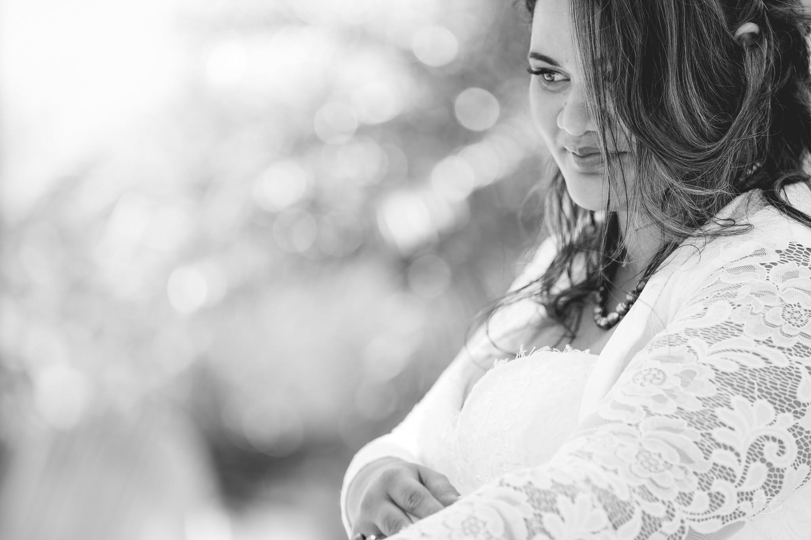 Portrait doux de la mariée en dentelle, regard baissé dans une lumière voilée, noir et blanc — Timi M. Bourdet
